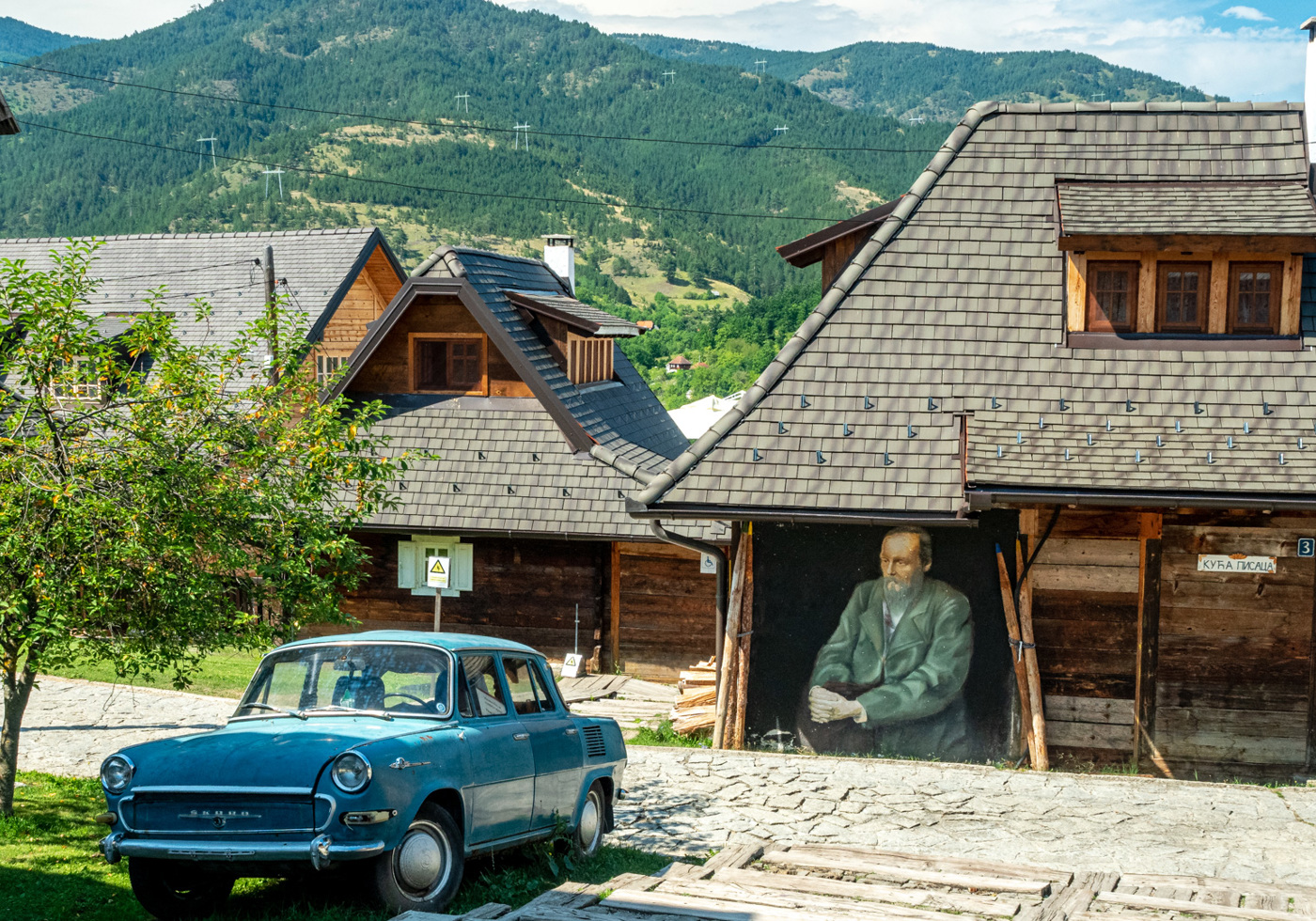 Postkarte: Küstendorf, das Filmdorf im Zlatibor-Gebirge · Serbien