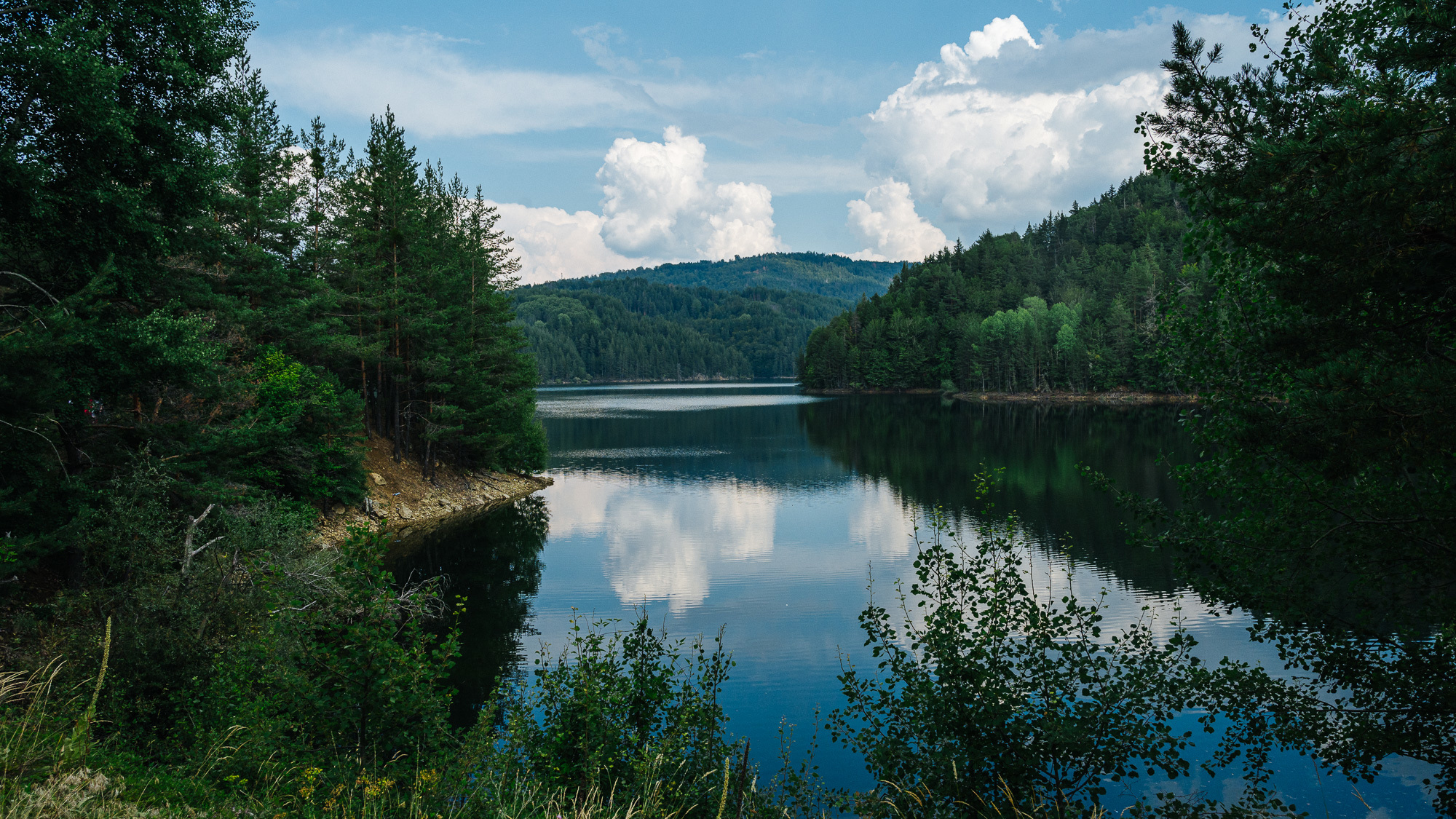 Berovsko Jezero und die stille Berglandschaft