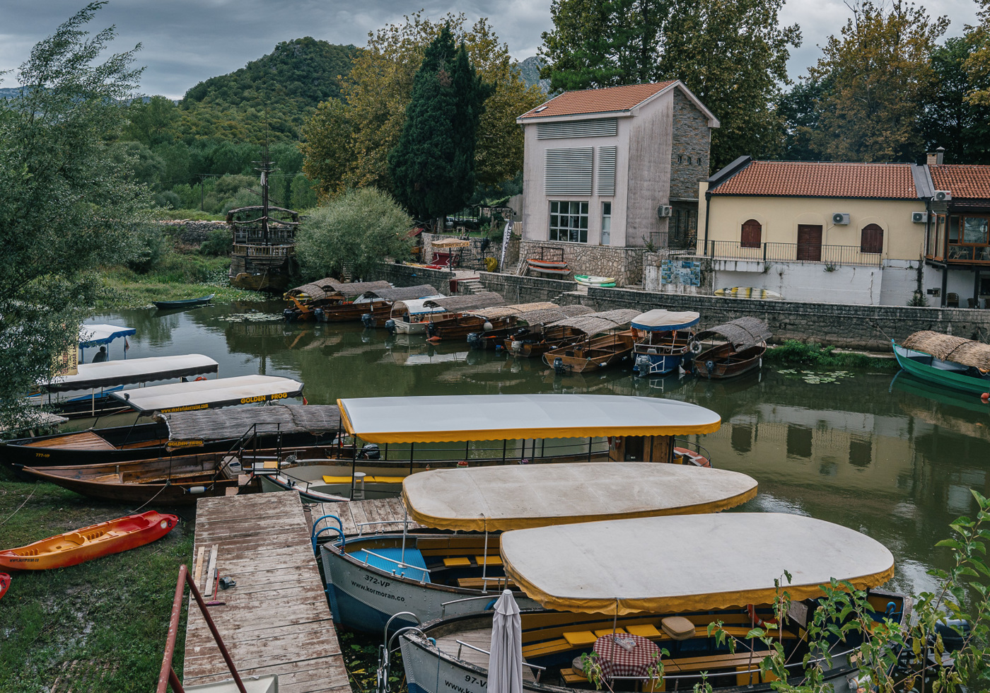 Postkarte: Virpazar und der See, der den Ort prägt · Montenegro