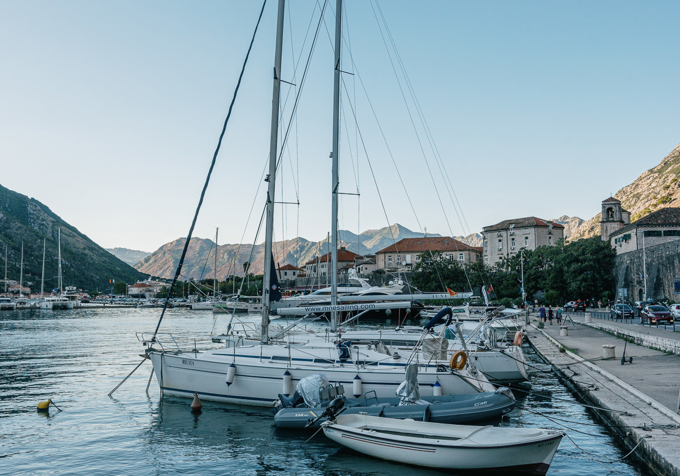 Postkarte: Kotor – Altstadt zwischen Bergen und Bucht · Montenegro