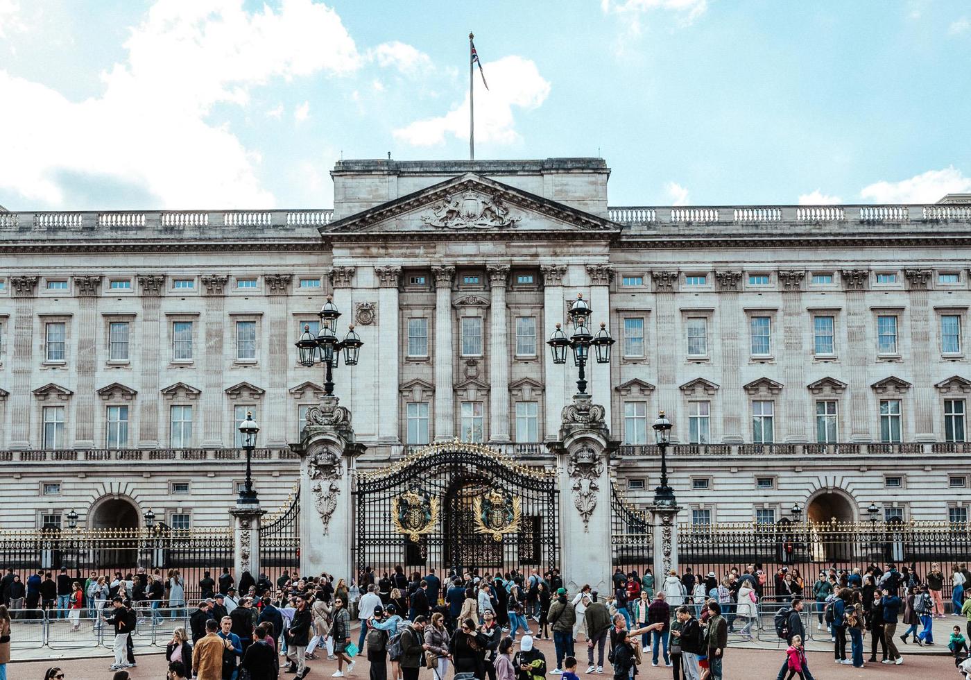 Postkarte: Buckingham Palace unter dunklen Londoner Wolken · England