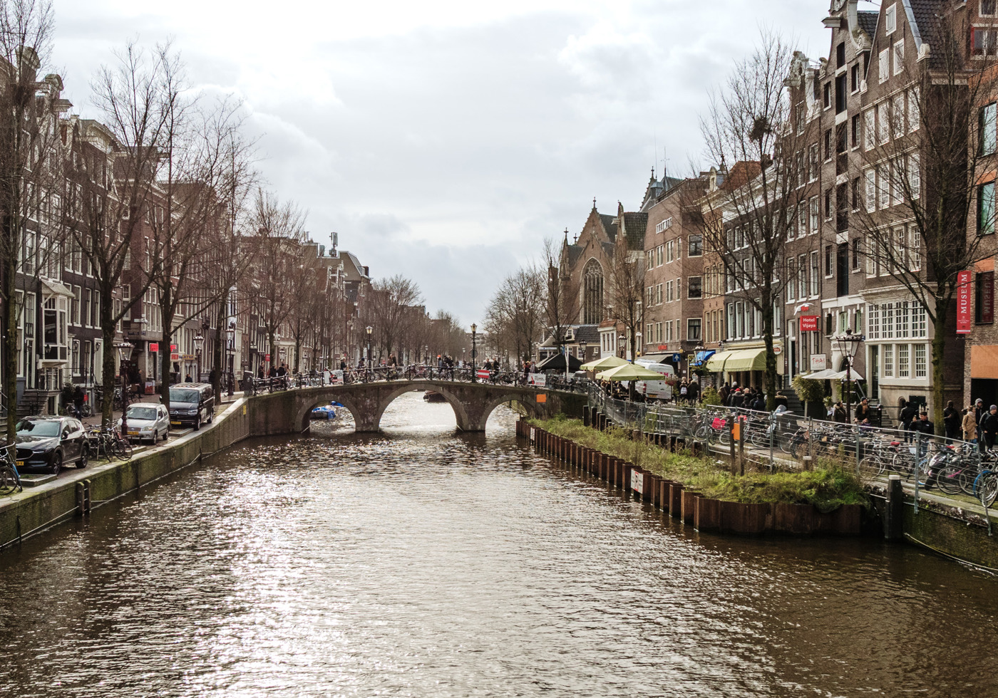 Postkarte: Amsterdam und seine schmalen Häuser am Wasser · Niederland