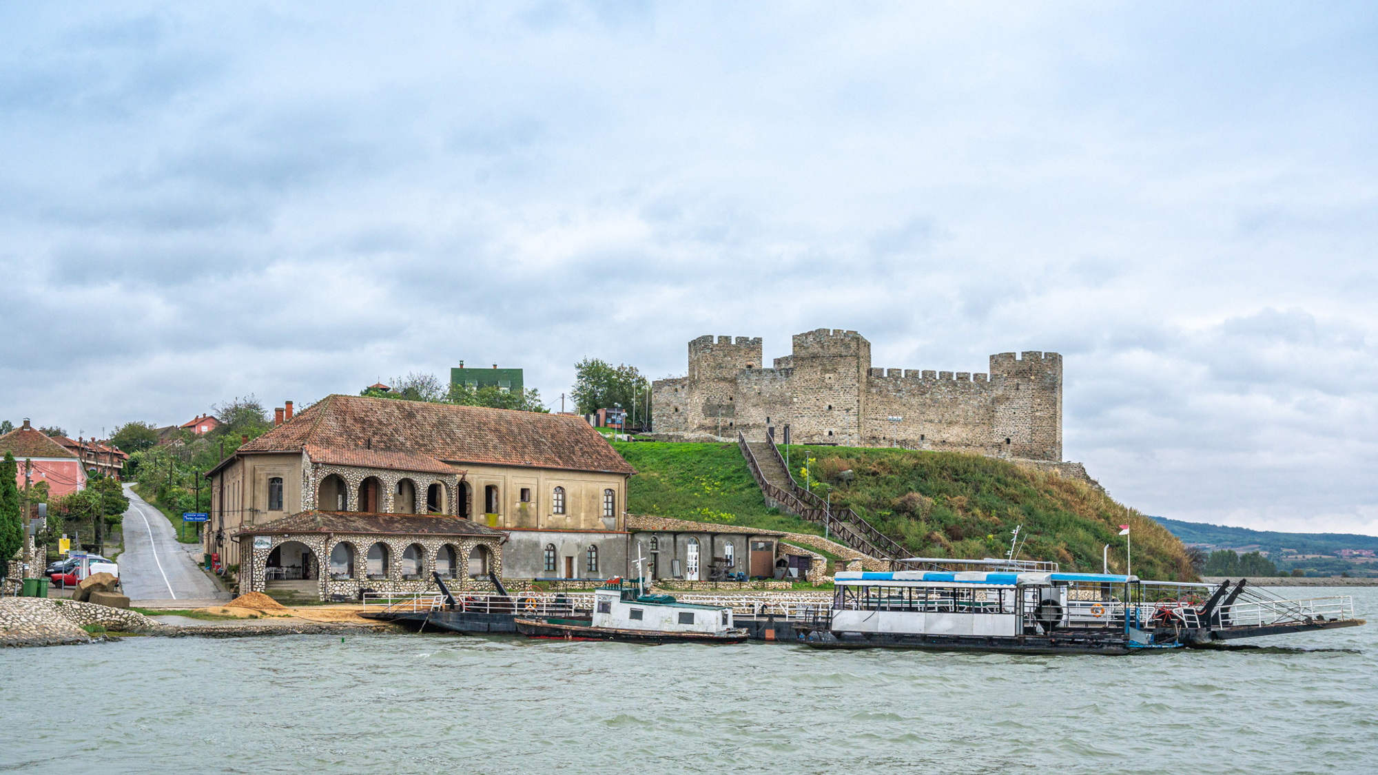 Ram: Festung über der Donau